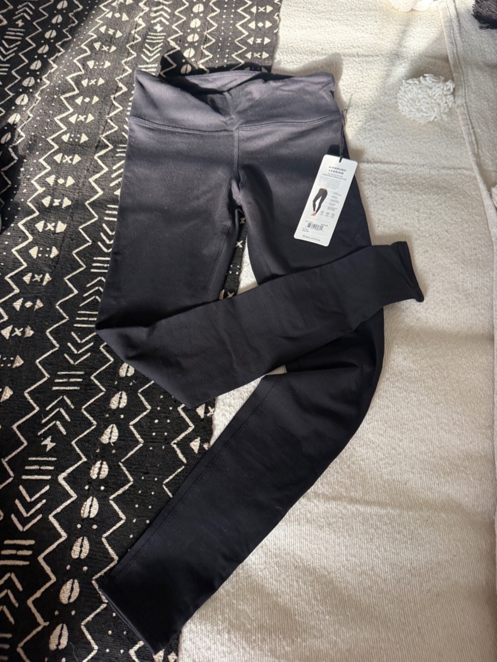 Alo Yoga Airbrush Leggings in black (model W5374R, size XS).